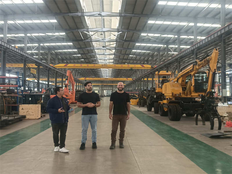 Embora a exposição tenha terminado, o calor mecânico da JINGGONG não foi reduzido! Clientes estrangeiros se reuniram para visitar a fábrica e fazer um test drive pessoalmente para experimentar o charme do produto. Um novo capítulo
