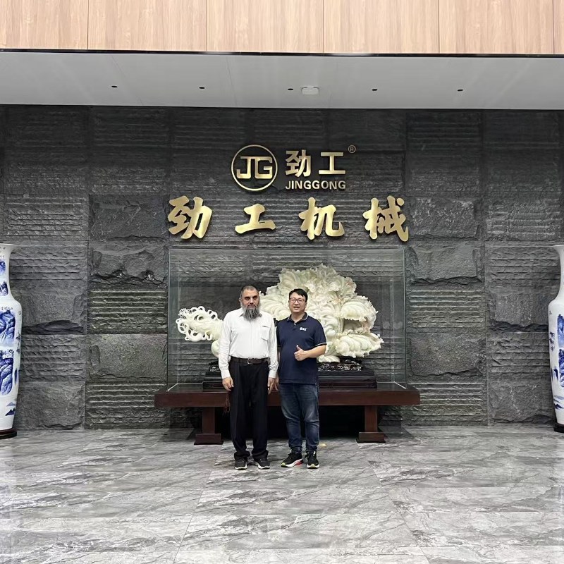 Damos as boas-vindas aos clientes do Qatar para visitarem a fábrica de máquinas Jinggong.