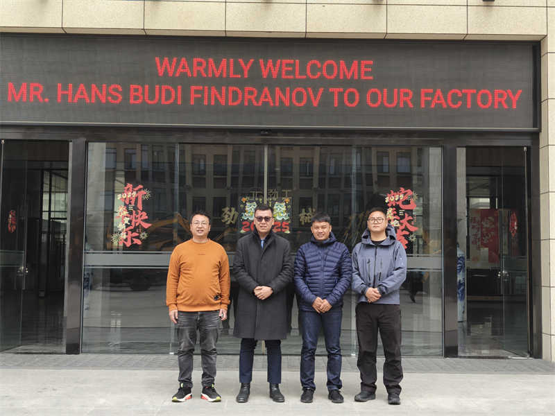 Bem -vindo calorosamente sr. Hans Budi Findranov para a nossa fábrica!
