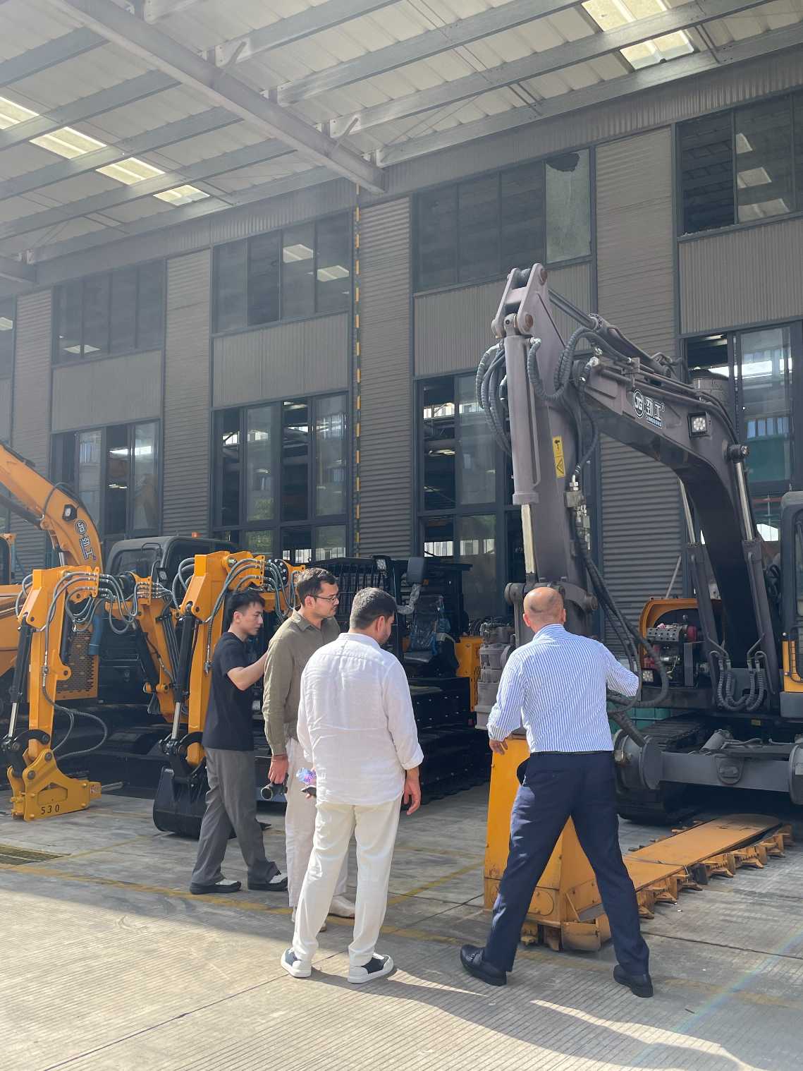 Expand Central Asia Market Layout! Prospective Partners from Uzbekistan Visit JINGGONG Machinery to Negotiate Equipment Export Cooperation