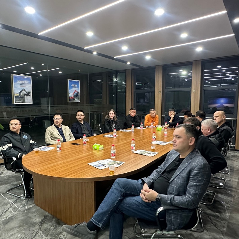 Russian customers visited Jinggong Construction Machinery Company and deepened the new chapter of international cooperation