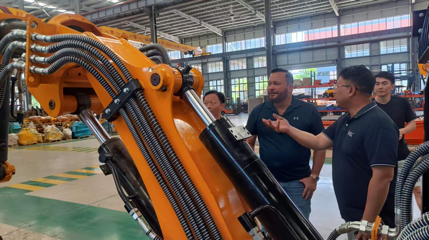 US Business Delegation Visits JINGGONG Machinery for Strategic Cooperation on Excavator Business in North America