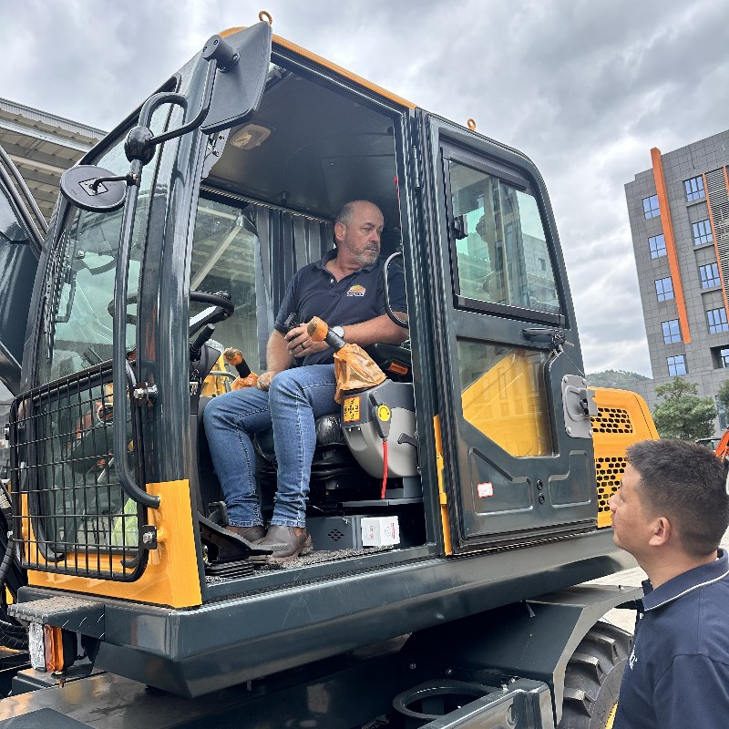 A Jinggong Construction Machinery Company recebeu uma delegação de importantes clientes e parceiros do setor da África do Sul.