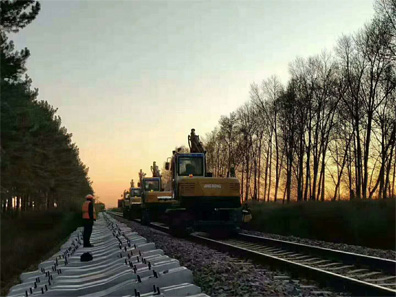 Centenas de JG-80L ferroviária de manutenção de máquinas estão estacionados na província de Xinjiang