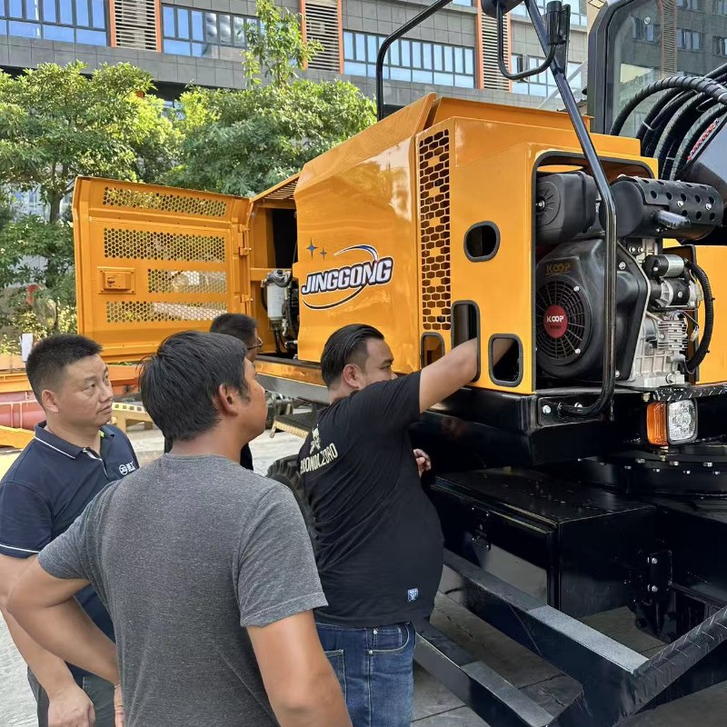 Visitantes tailandeses visitam para testemunhar a real eficácia de combate da máquina de corte de lastro da China